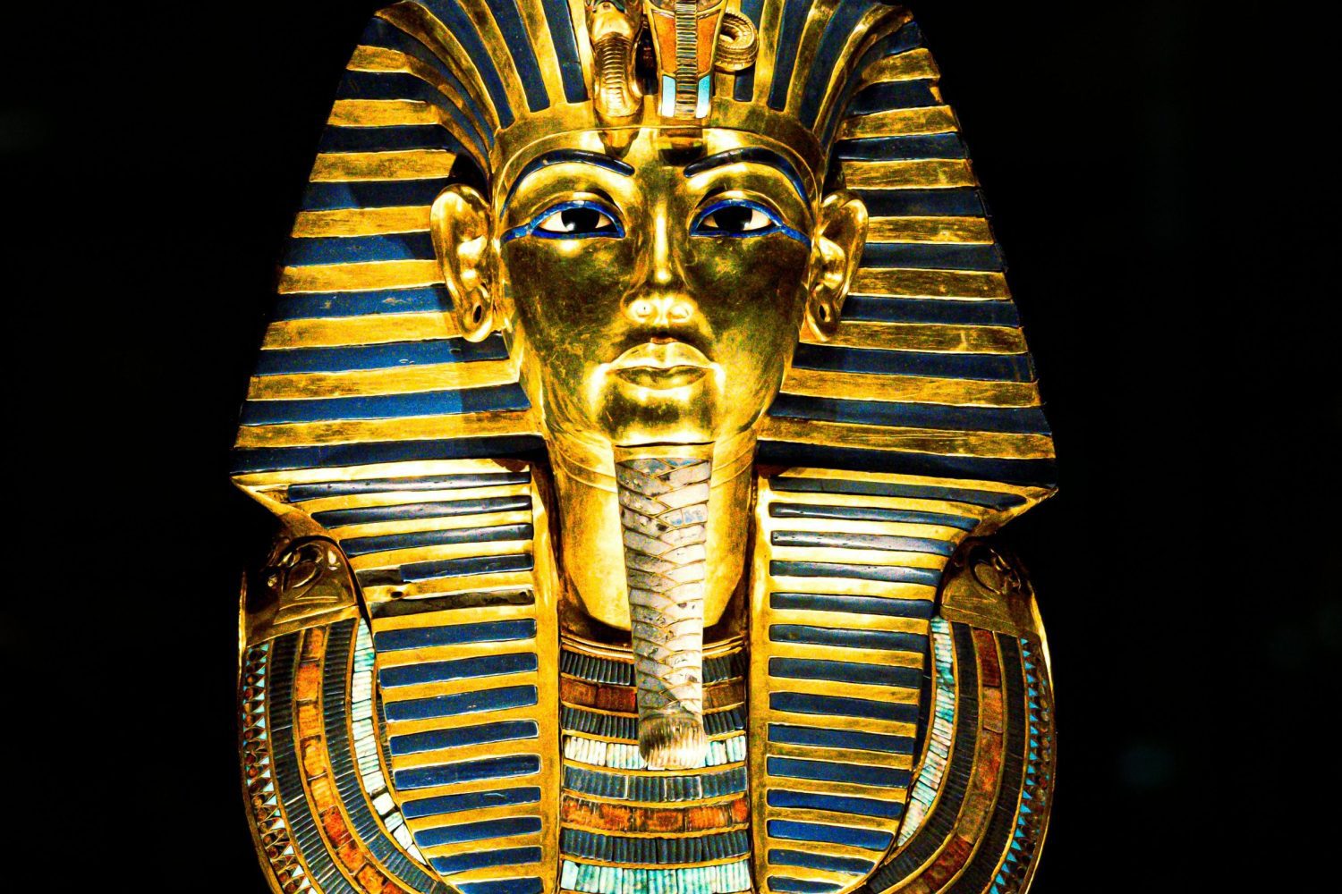 Excursión a El Cairo desde El Gouna en Avión mostrando la máscara dorada de Tutankamón en el Museo Egipcio, parte de un tour de 1 día en El Cairo.