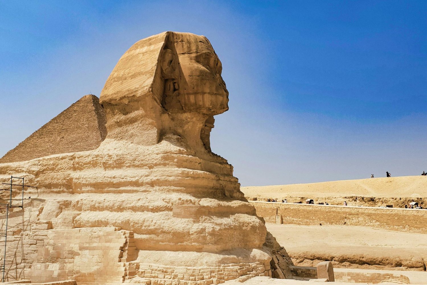 Safari por el Desierto Egipto: La Gran Esfinge de Guiza, monumento icónico junto a las Pirámides, visita guiada en español durante tu aventura por Egipto.