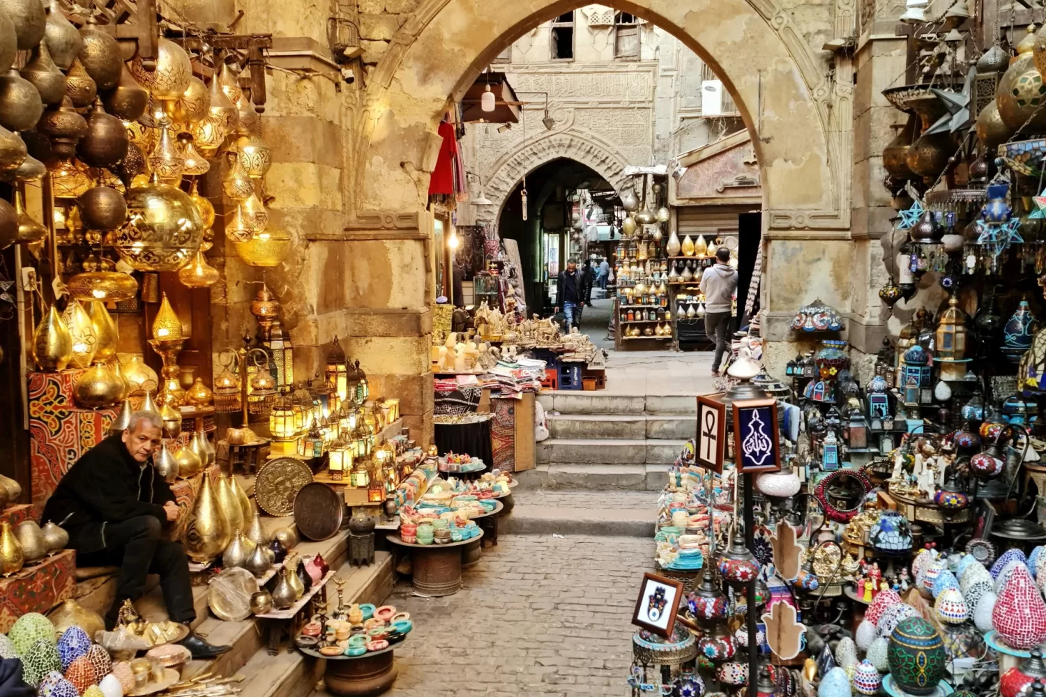 Excursión desde Luxor a Cairo en Avión Por un día: Bazar de Jan El Jalili en El Cairo, mostrando sus coloridos puestos, artesanías tradicionales y ambiente histórico, parte esencial de la visita a la ciudad.