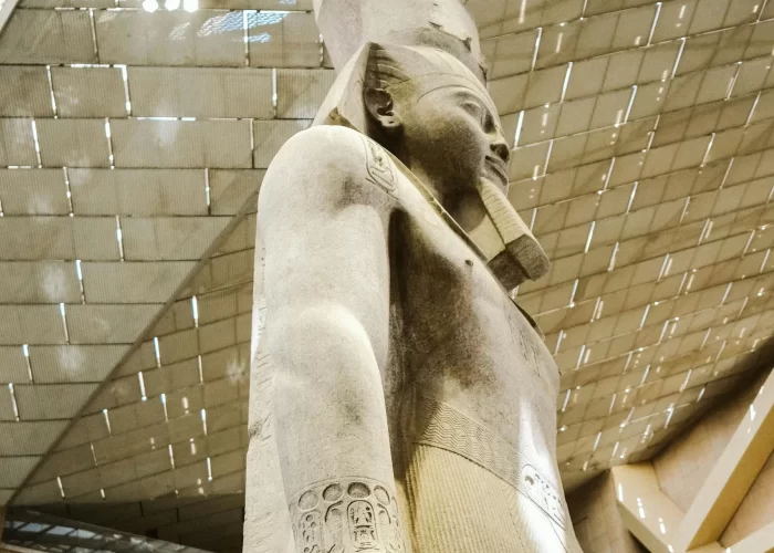 Tour a El Cairo y Guiza desde Hurgada en 1 Día visitando la Estatua de Ramsés II en el Museo Egipcio, uno de los faraones más famosos de Egipto