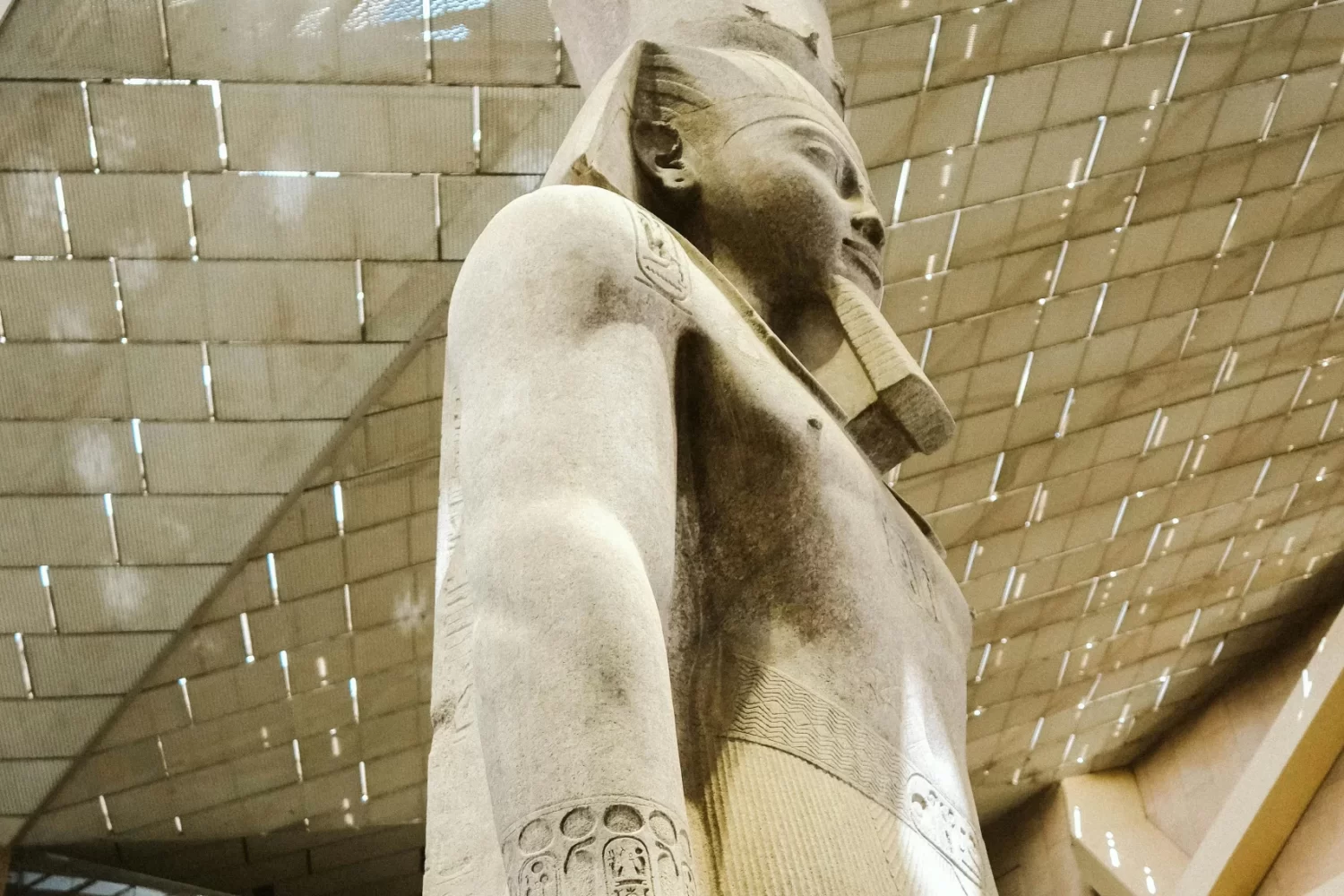 Excursión en Un Día a El Cairo desde El Gouna: Descubre Las Pirámides de Guiza y El Museo Egipcio frente a la imponente estatua de Ramsés II en el Museo Egipcio GEM.