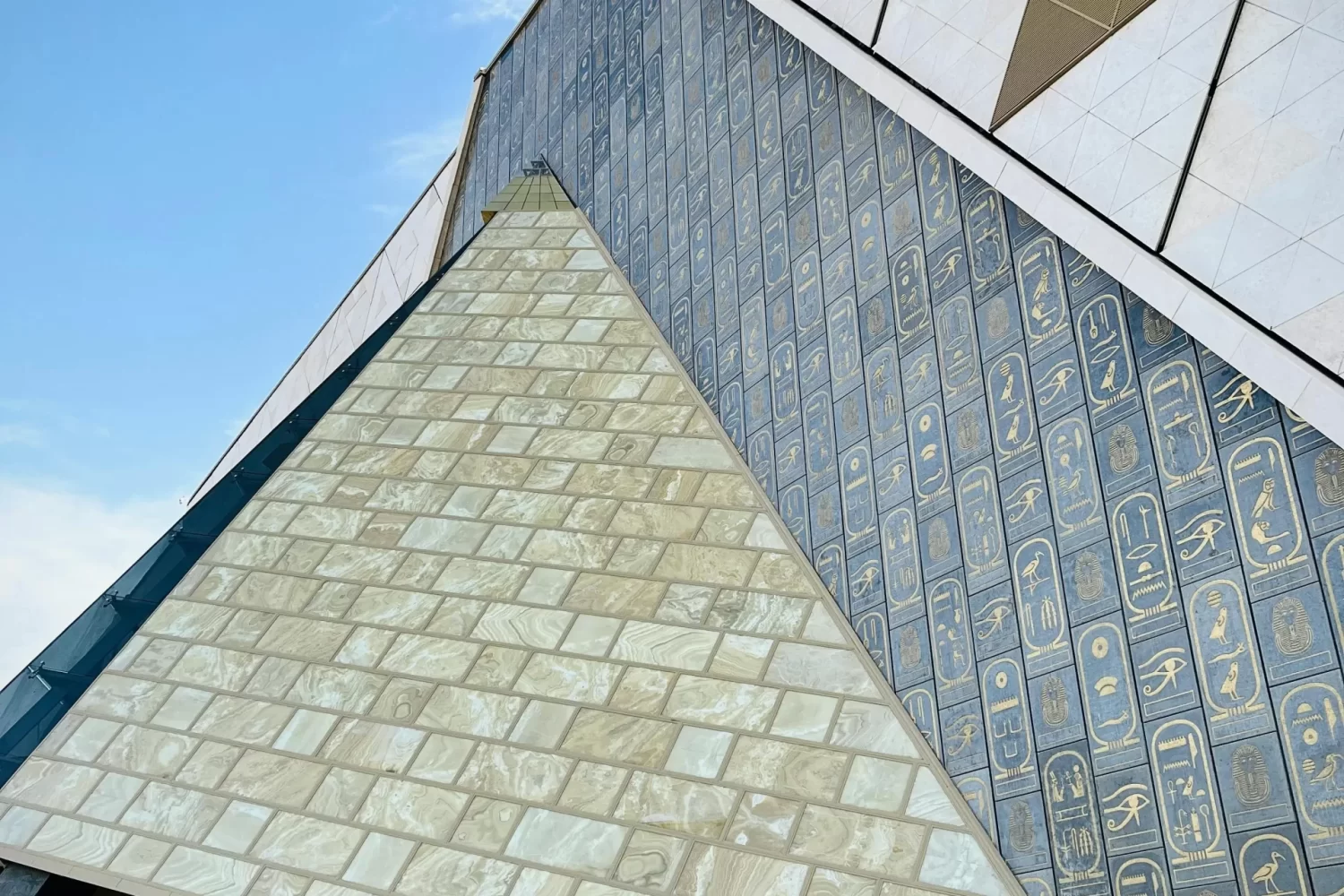 Viaje a Egipto 11 Días de Gran Lujo: Vista exterior del Gran Museo Egipcio en El Cairo, hogar de los tesoros faraónicos y parte esencial de las maravillas de Guiza y Cairo.