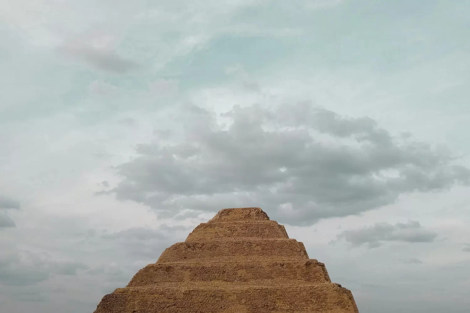 Pirámide Escalonada de Saqqara, visitada durante la Excursión a El Cairo desde Luxor por 3 Días, mostrando su diseño arquitectónico pionero y relevancia histórica en el antiguo Egipto.