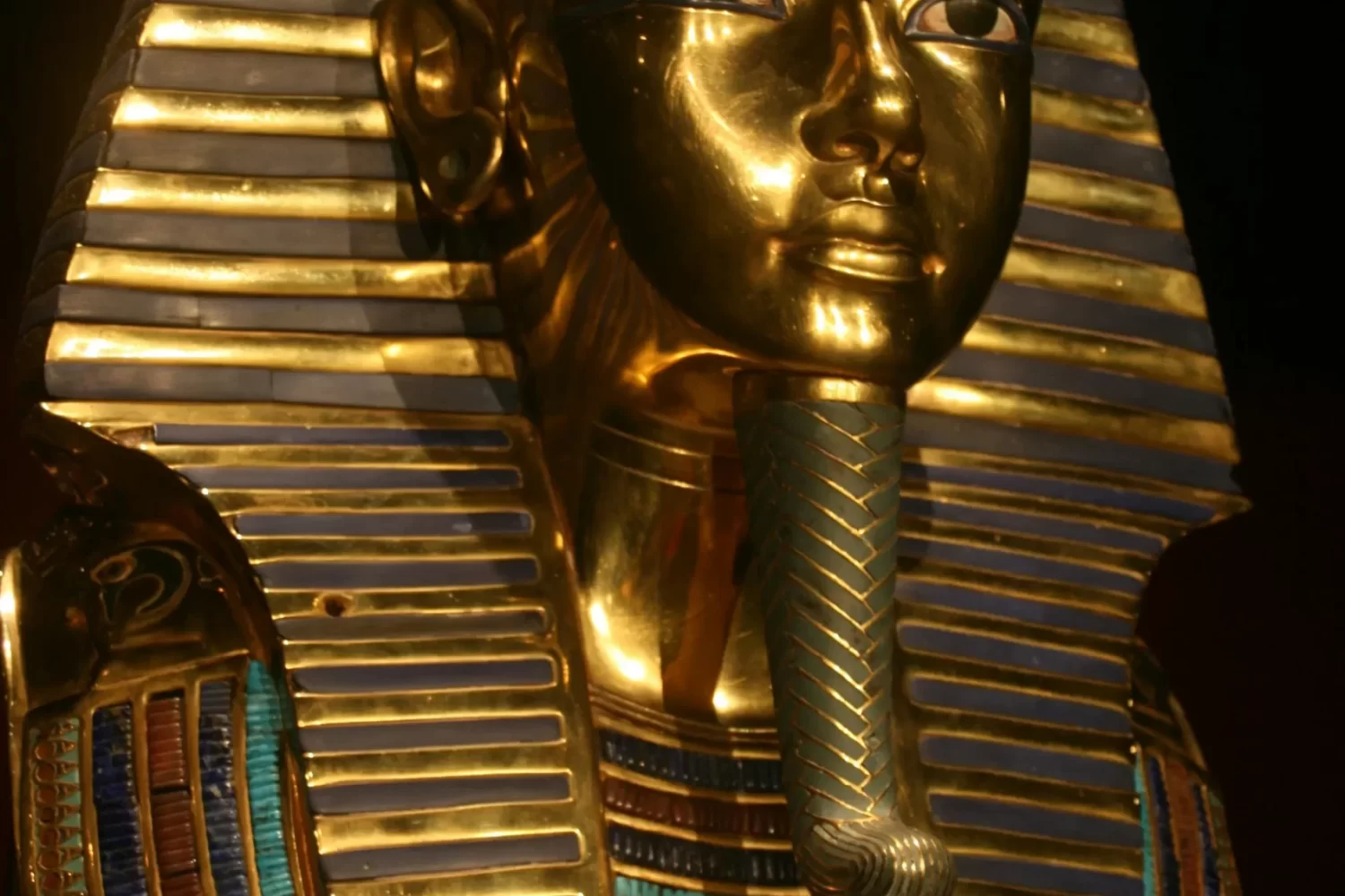 Viaje a Egipto 11 Días de Gran Lujo: Descubre la majestuosa máscara de Tutankamón en el Museo Egipcio de El Cairo