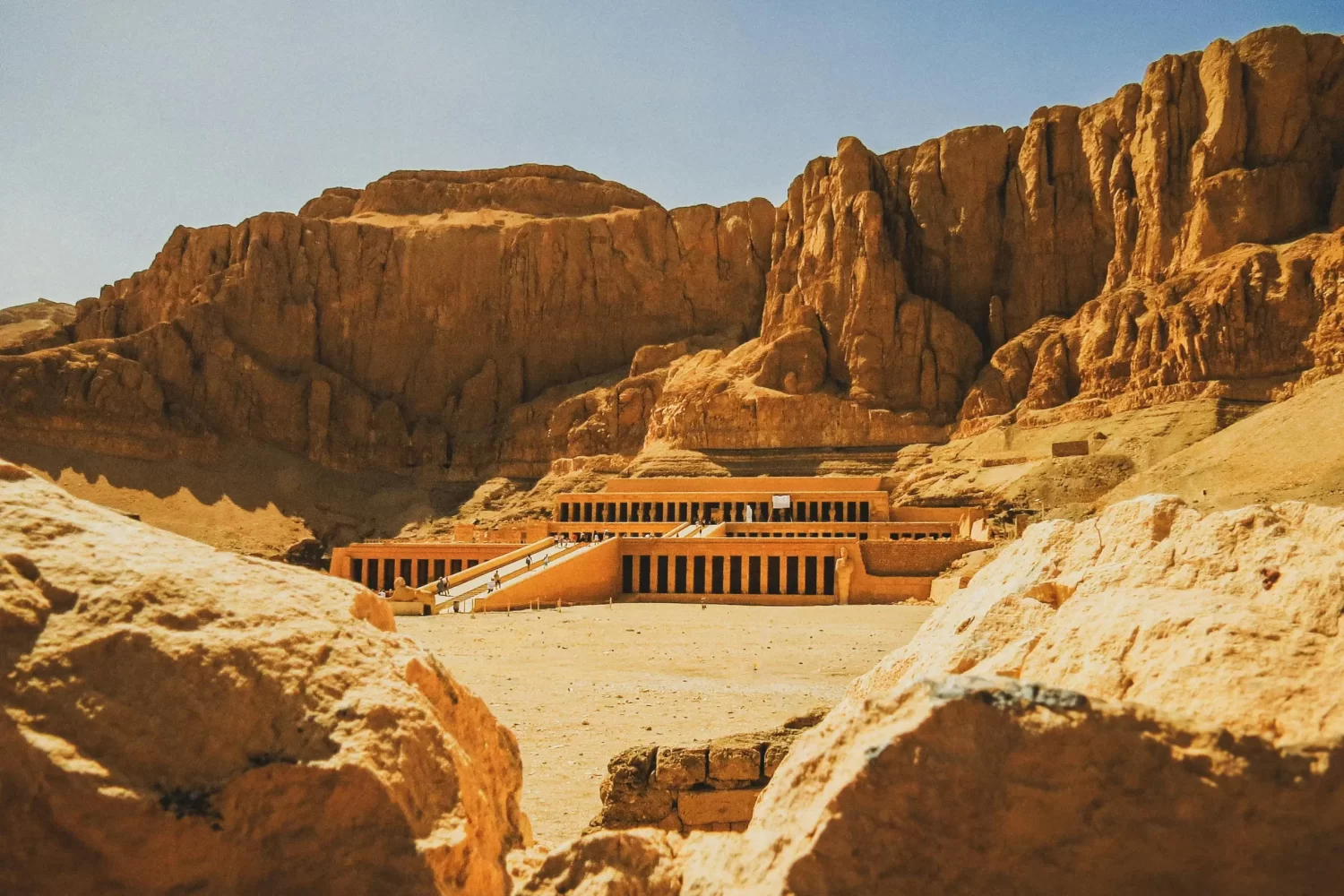 Viaje a Egipto 8 Días de Lujo explorando El Templo de Hatshepsut, una joya histórica de Las Maravillas de Luxor.