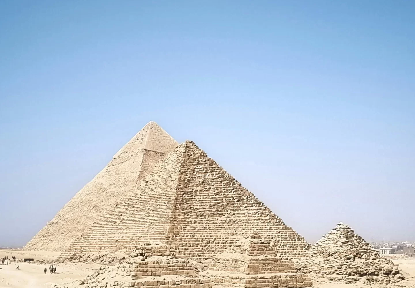 Tour a las Pirámides Guiza en Medio Día desde El Cairo Vista panorámica de las tres majestuosas Pirámides de Giza desde el desierto egipcio