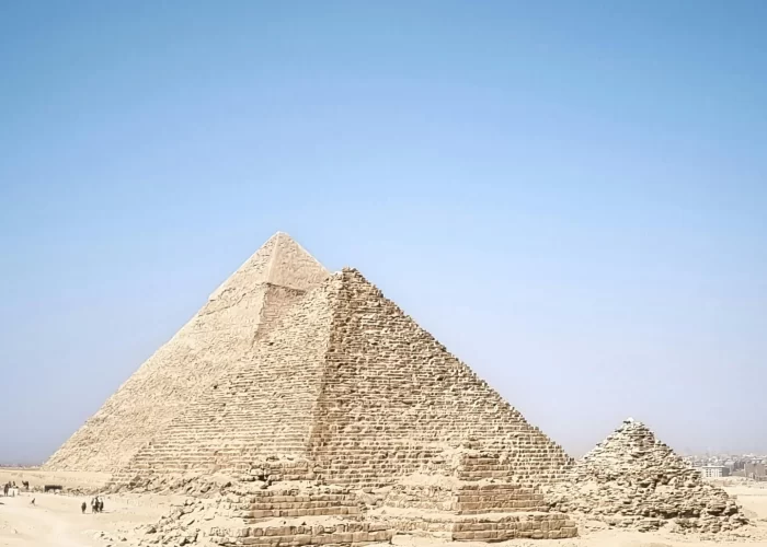 Tour a las Pirámides Guiza en Medio Día desde El Cairo Vista panorámica de las tres majestuosas Pirámides de Giza desde el desierto egipcio