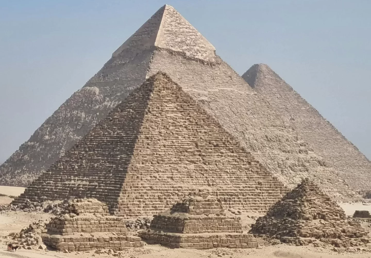 Viaje a Egipto 8 Días de Lujo admirando las Pirámides de Guiza, uno de los monumentos más icónicos de las Maravillas de Guiza y Cairo.