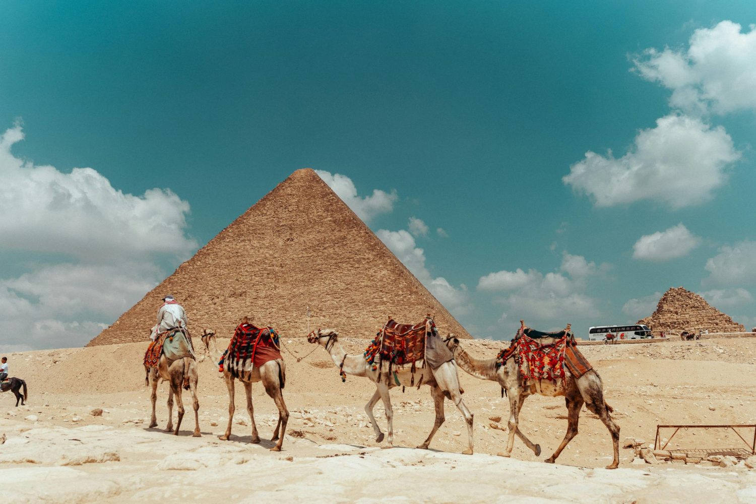 Safari por el Desierto Egipto: Las majestuosas Pirámides de Guiza y la Gran Esfinge, excursión guiada en español por los tesoros faraónicos.