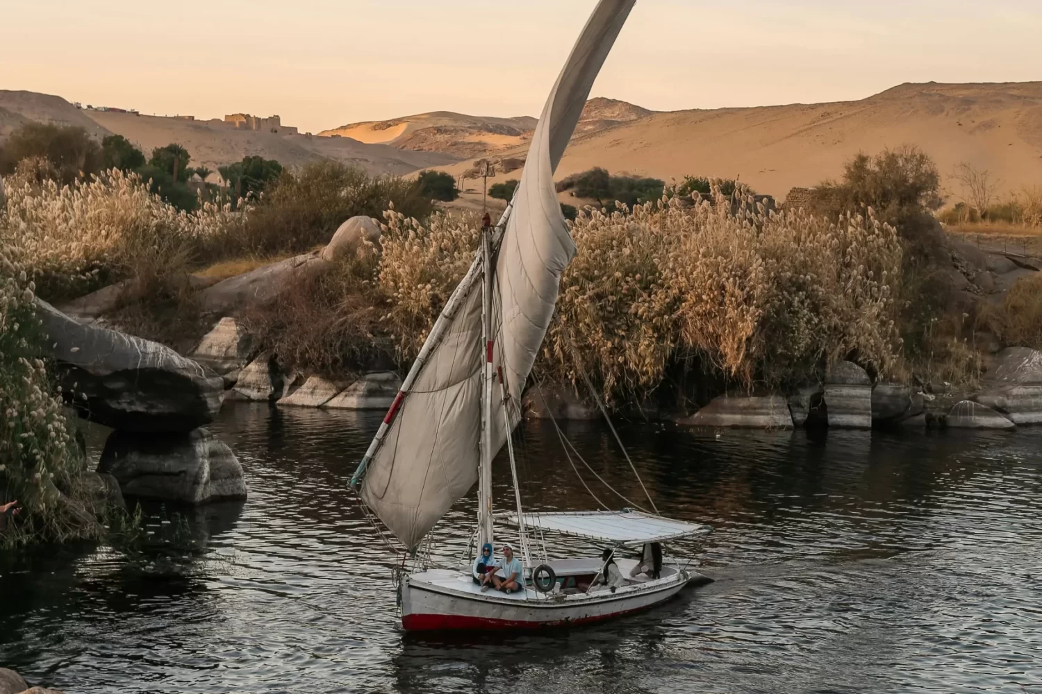 Viaje a Egipto por 13 Días de Gran Lujo: Paseo en faluca tradicional por el Nilo en Asuán