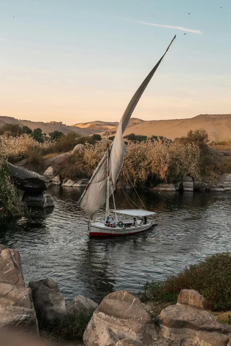 Viaje Egipto 8 Días: disfruta un paseo en faluca por el Nilo y contempla paisajes históricos durante tu crucero por Egipto