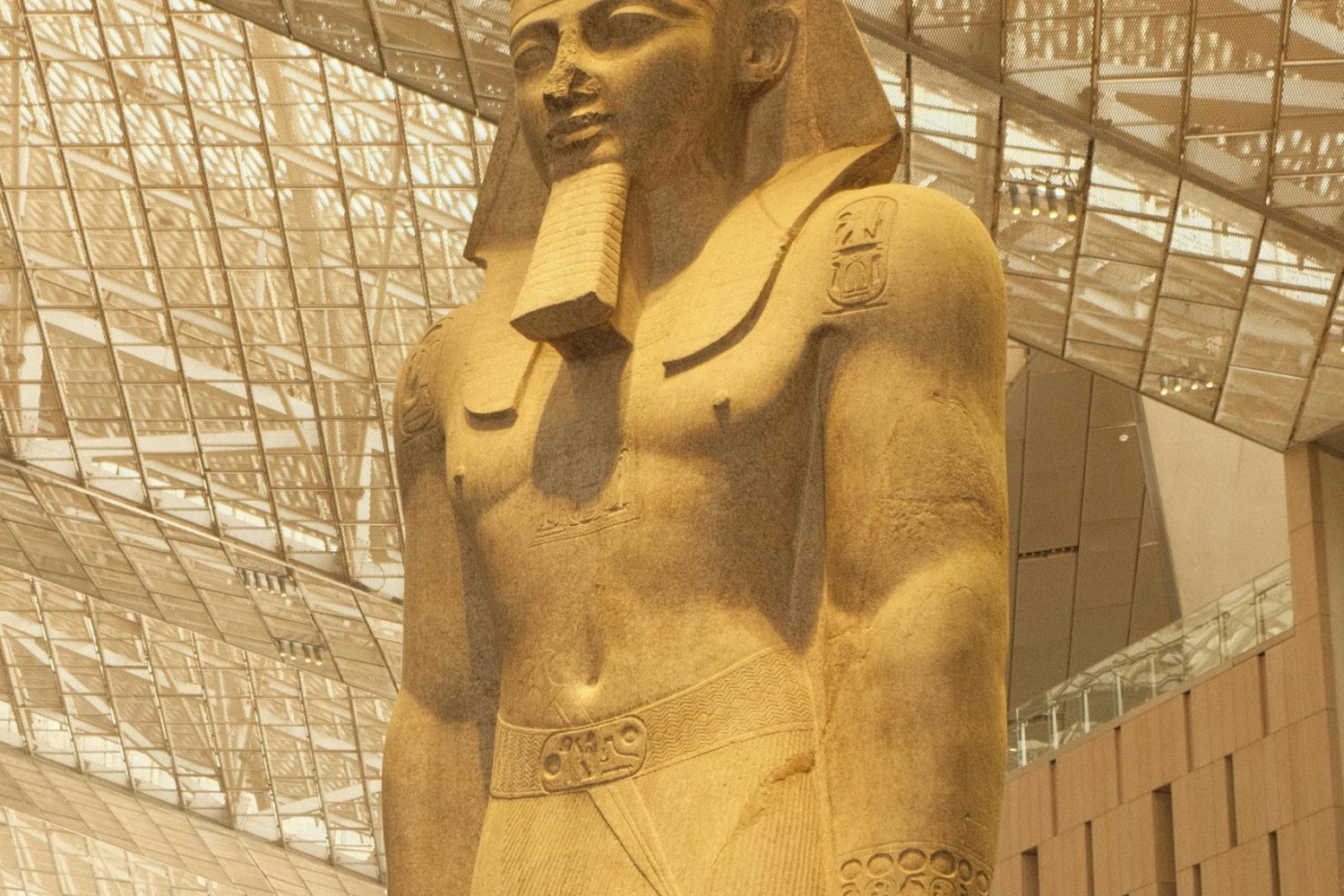 Excursión a Guiza y El Cairo desde Asuán en 2 Días: Estatua de Ramsés II en el Gran Museo Egipcio