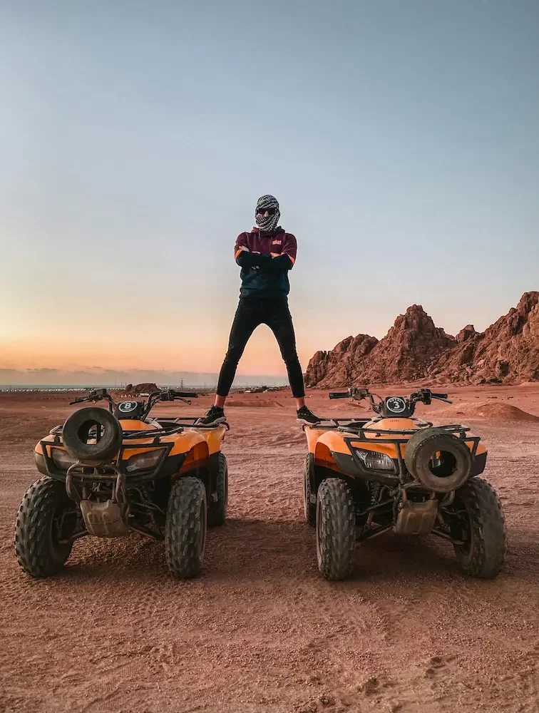 Tour a Safari en el Desierto desde Marsa Alam – Personas disfrutando en quad por el desierto