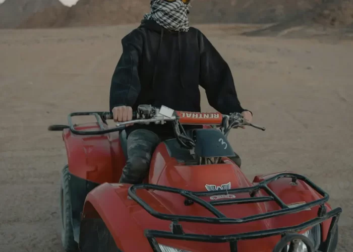 Excursión en Quad en Hurgada y Safari en el Desierto: grupo de viajeros conduciendo quads por el desierto de Hurghada.