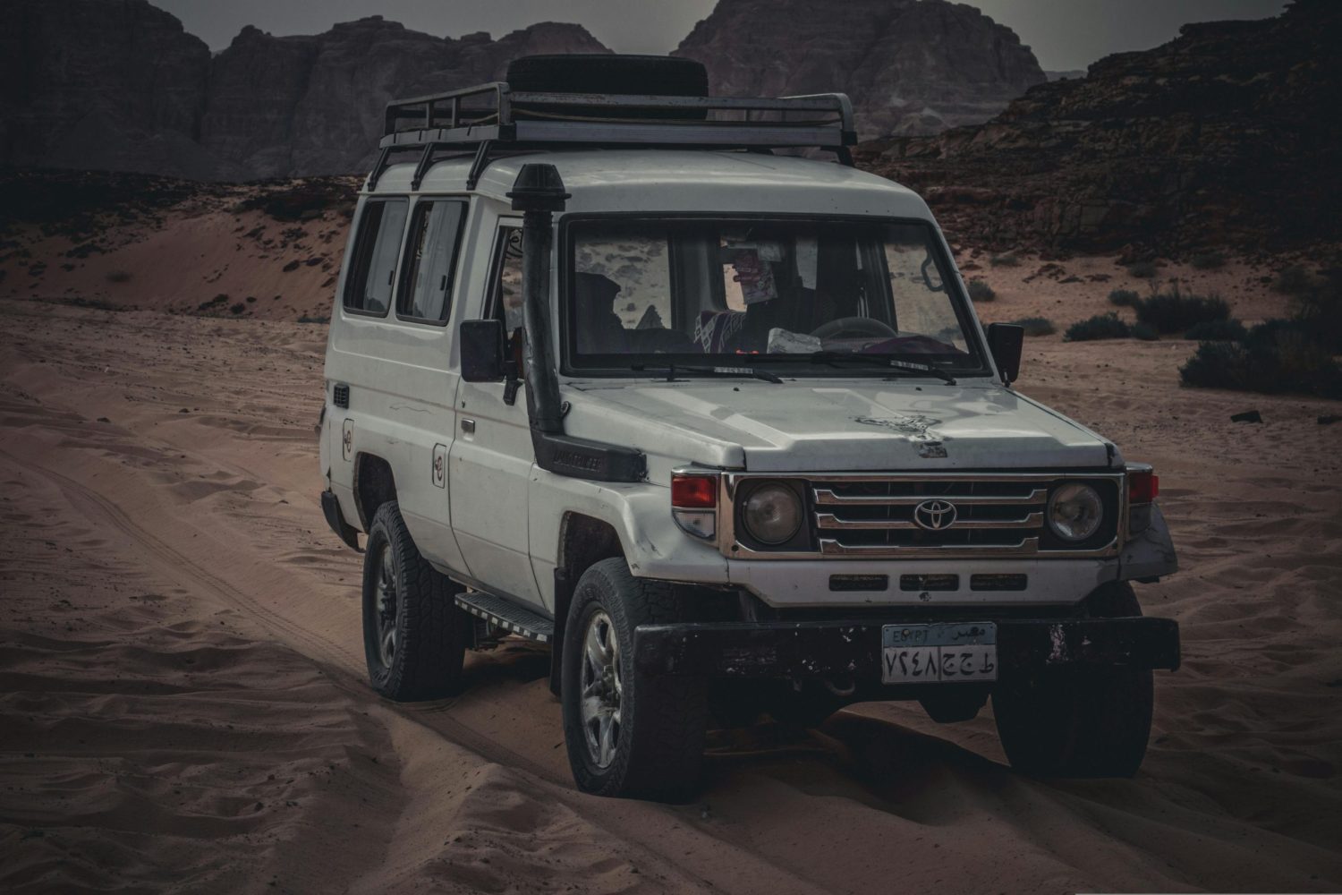 Tour a Safari en el Desierto desde Marsa Alam – Vehículo 4x4 recorriendo el desierto