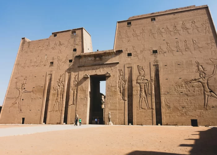 Crucero desde Sharm El Sheij de 4 Días por el Nilo: vista del Templo de Edfu, uno de los templos mejor conservados del antiguo Egipto.