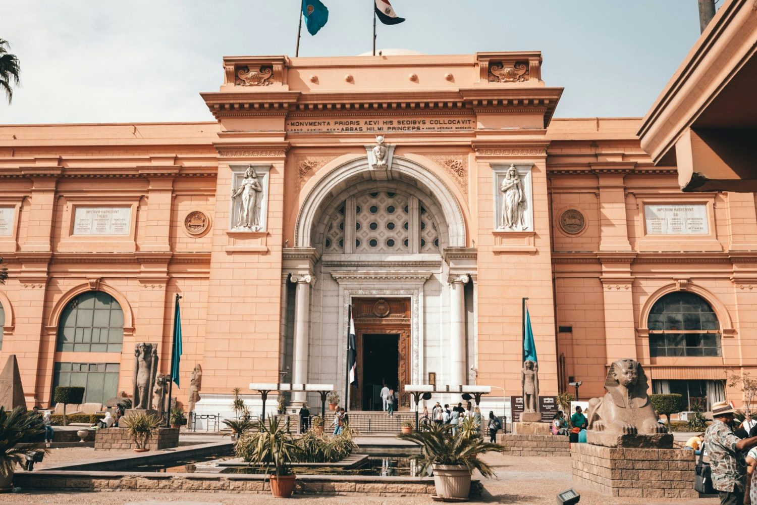 Tour a El Cairo y Alejandría desde Luxor: Exterior del Museo Egipcio de El Cairo, edificio histórico de Tahrir