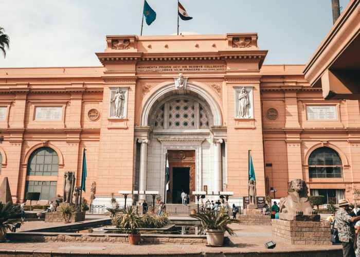 Excursión a El Cairo desde Asuán en un Día: Fachada del Museo Egipcio de la Plaza Tahrir en El Cairo