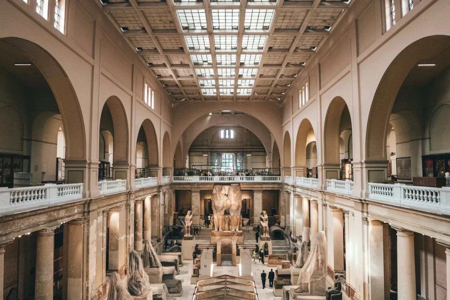 Excursión en El Cairo de Un Día – Interior del Museo Egipcio de El Cairo con estatuas y antigüedades faraónicas