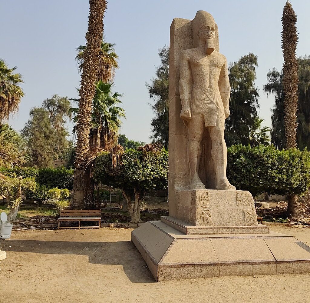 Excursión a Guiza y El Cairo desde Asuán en 2 Días: Estatua colosal de Ramsés II en Menfis