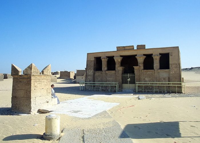 Excursión al Menia desde El Cairo 2 Días Interior de la famosa tumba de Petosiris en Tuna el-Gebel con relieves y columnas decoradas