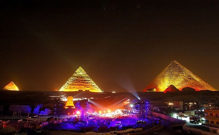 Show de las Pirámides de Giza Luz Y Sonido, luces iluminando las Pirámides y la Gran Esfinge