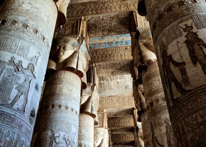 Tour al Templo de Dendera y Abidos desde Luxor: Interior del Templo de Dendera mostrando sus columnas majestuosas y los relieves detallados que reflejan la riqueza cultural y espiritual del Antiguo Egipto.