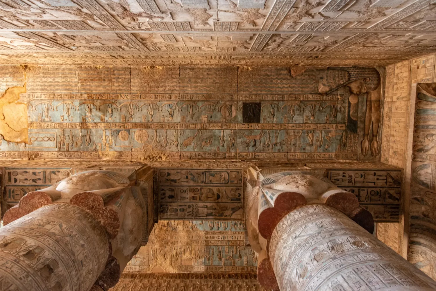 Tour al Templo de Dendera y Abidos desde Luxor: Detalle de los relieves y la decoración en el techo del Templo de Dendera, mostrando la riqueza artística y espiritual de la civilización egipcia.