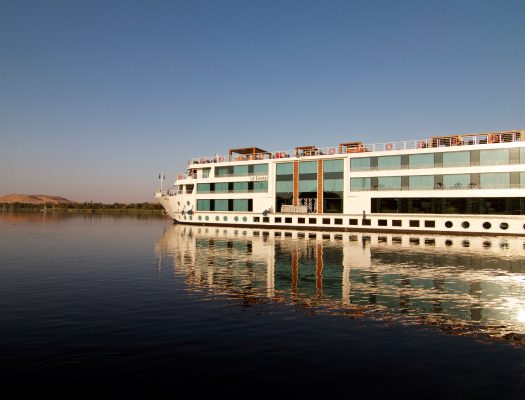 Crucero de Lujo por el Nilo Le Fayan 4 y 5 Días navegando por el río Nilo, mostrando el barco en plena travesía entre Luxor y Asuán.