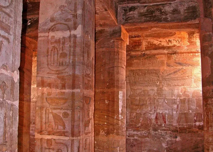 El Templo de Amada, vista exterior mostrando su arquitectura histórica en Nubia.