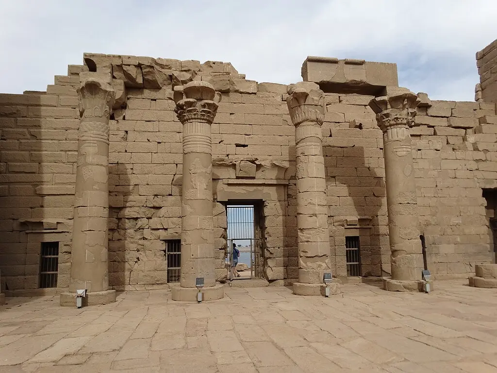Templo de Kalabsha, vista exterior que resalta la arquitectura nubia y las columnas monumentales