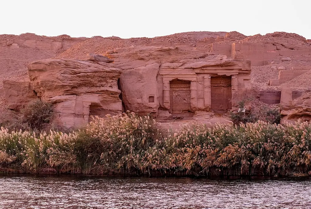 Gebel El Silsila: tumbas talladas en la roca al atardecer