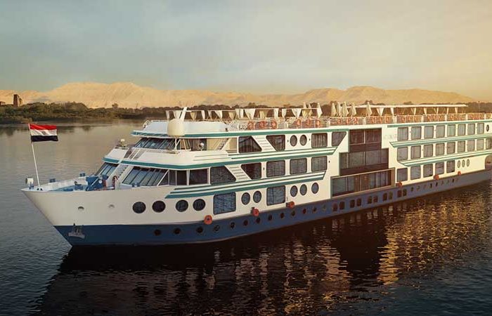 Crucero de Lujo por el Nilo a Bordo del MS Acamar – Vista exterior de la embarcación navegando entre Luxor y Asuán.