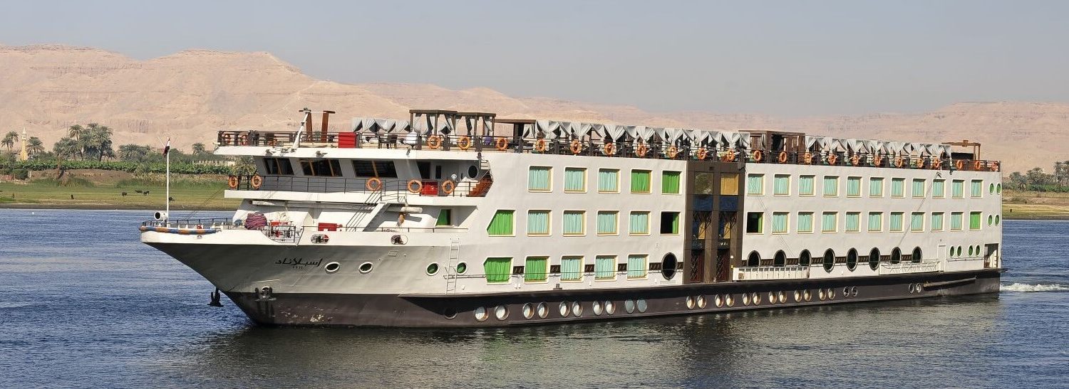 Crucero por el Nilo MS Esplanade de Gran Lujo navegando por el río Nilo al atardecer