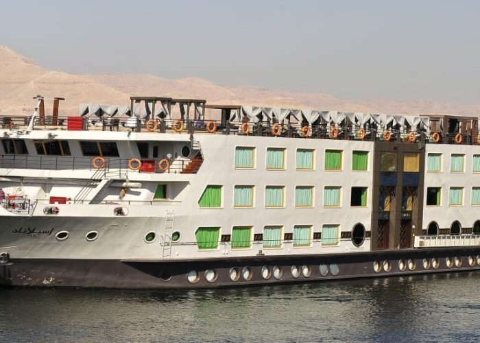 Crucero por el Nilo MS Esplanade de Gran Lujo navegando por el río Nilo al atardecer