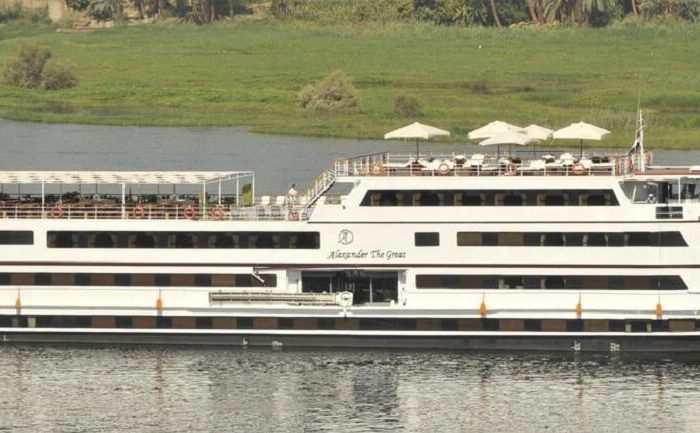 Crucero por el Nilo MS Alexander navegando por el río Nilo