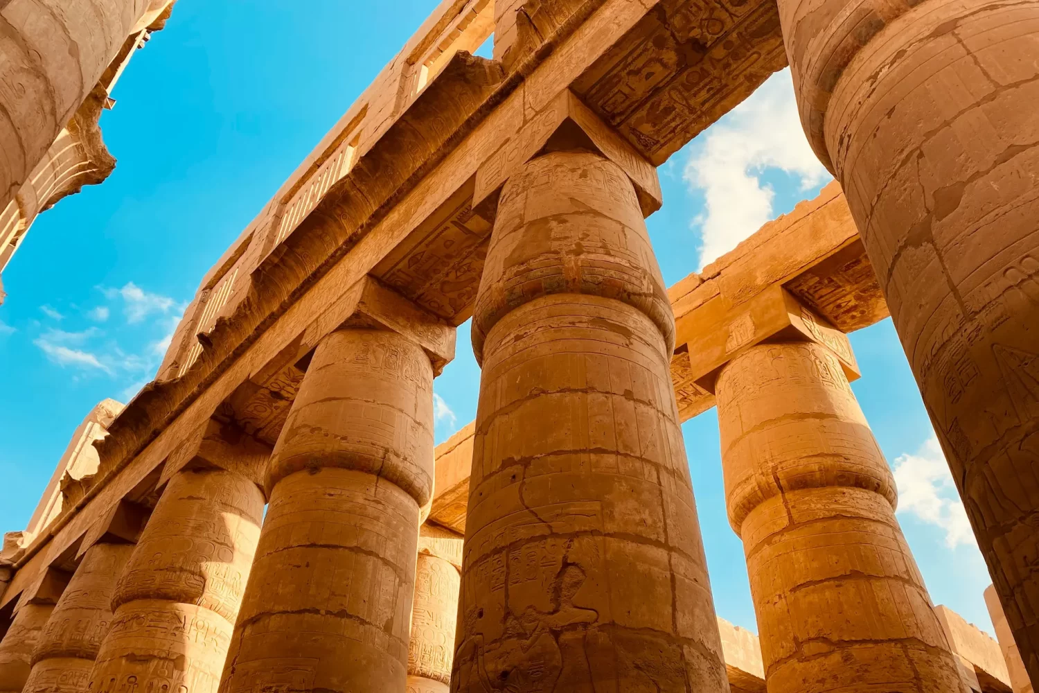 Crucero por el Nilo de Gran Lujo con visita guiada al Templo de Karnak en Luxor, mostrando sus majestuosos pilares y arquitectura antigua