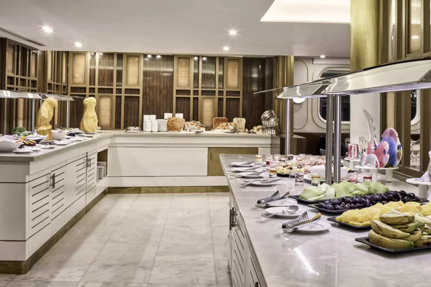 Crucero por el Nilo de Lujo MS Tulip restaurante a bordo con vista panorámica al Nilo