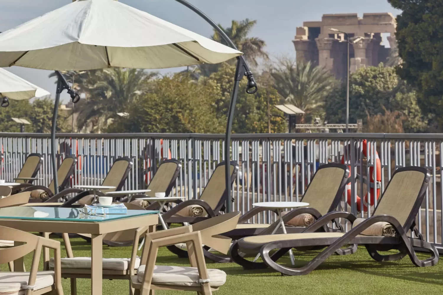 Crucero por el Nilo de Lujo MS Tulip cubierta superior con vistas panorámicas del Nilo