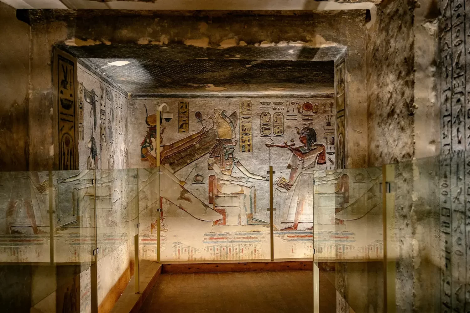 Crucero por el Nilo de Gran Lujo con visita al Valle de los Reyes en Luxor, mostrando las tumbas de los faraones y la historia del Antiguo Egipto