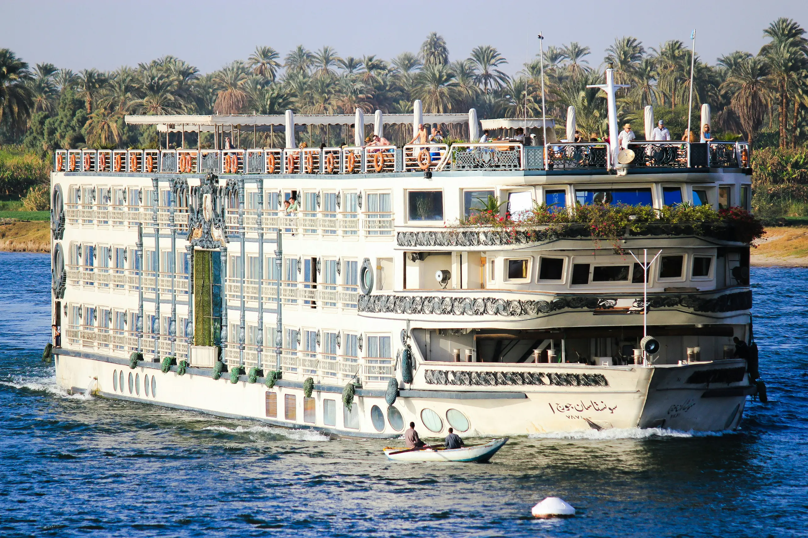 Cruceros por el Nilo: crucero navegando por el río Nilo entre Luxor y Asuán