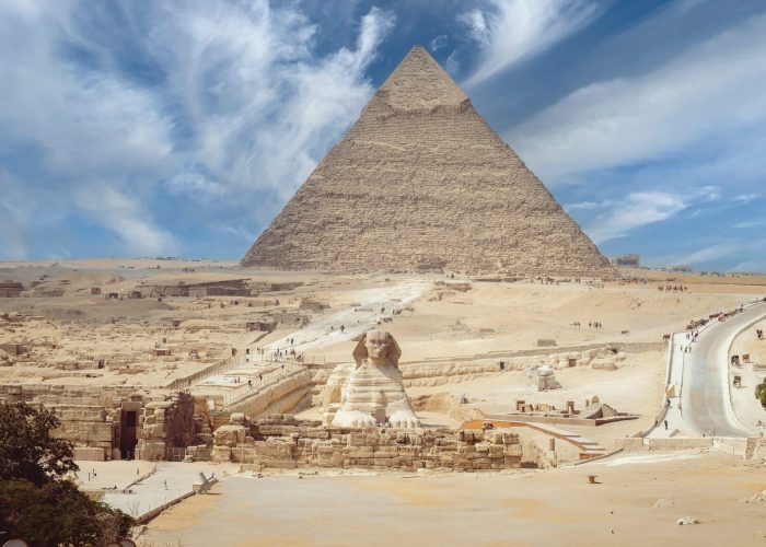 Viaje a El Cairo y Luxor – Abu el Hol y la Gran Pirámide en el desierto bajo un cielo claro