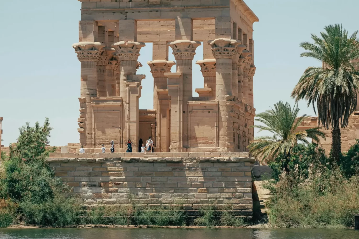 Crucero por el Nilo de Lujo en el Mövenpick MS Hamees | Vista del Templo de Filae en Asuán, dedicado a la diosa Isis y su esposo Osiris.