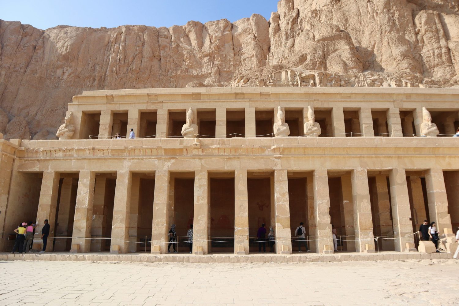 Excursión a Luxor y Abu Simbel desde El Gouna en 2 días: Templo de Hatshepsut, maravilla arquitectónica del Antiguo Egipto en Luxor