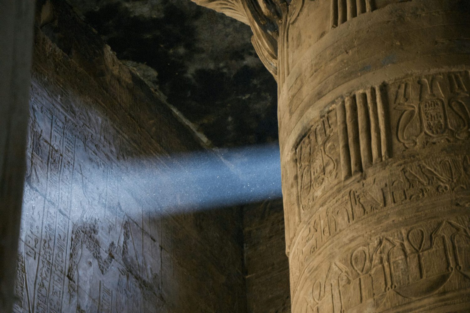 Crucero por el Nilo de Lujo Mövenpick MS Royal Lily mostrando el interior del majestuoso columna del Templo de Edfu en el Alto Egipto.