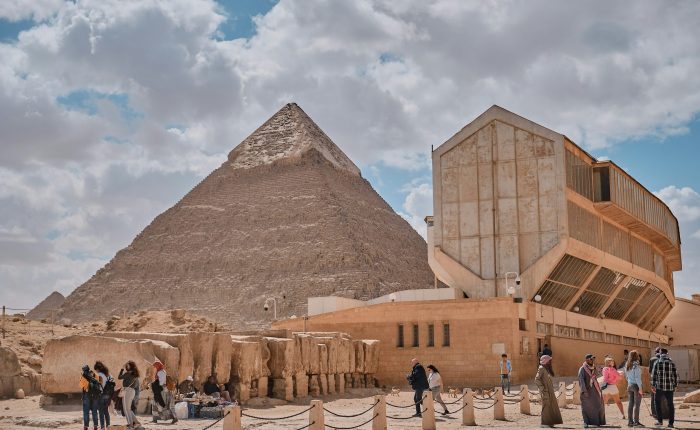 Viaje a Egipto por 9 Días: Las majestuosas Pirámides de Guiza, la Gran Esfinge y el Templo del Valle, iconos del Egipto Faraónico y del crucero por el Nilo.