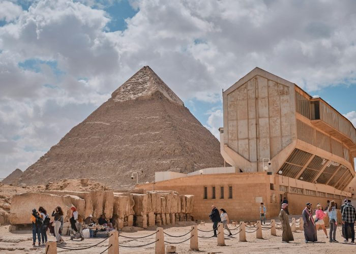 Viaje a Egipto por 9 Días: Las majestuosas Pirámides de Guiza, la Gran Esfinge y el Templo del Valle, iconos del Egipto Faraónico y del crucero por el Nilo.