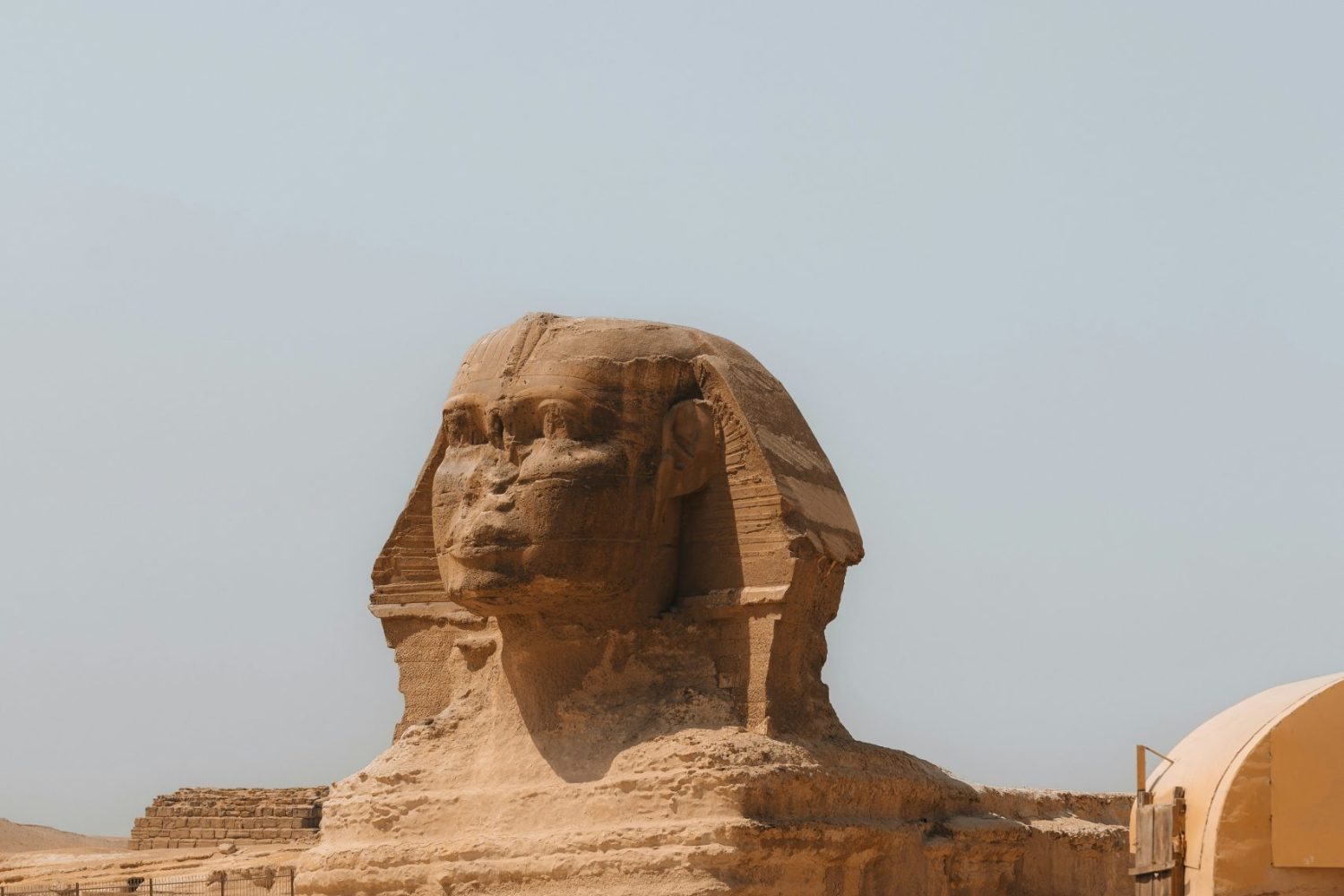 Viaje a El Cairo y Luxor – Estatua del Abu el Hol en Guiza bajo el cielo claro de Egipto