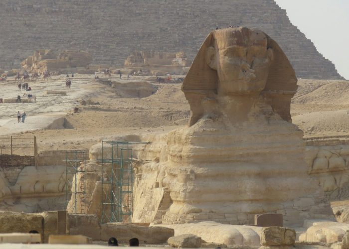 Excursión de 1 Día a El Cairo desde Makadi: imponente Gran Esfinge de Guiza, símbolo histórico del Antiguo Egipto