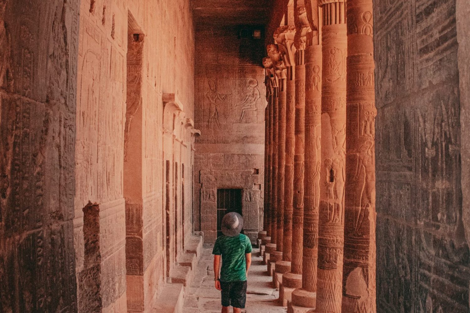 "El Crucero por el Nilo de Lujo MS River Tosca visitando el Templo de Filae en Asuán, dedicado a la diosa Isis y rodeado del majestuoso paisaje del Nilo."